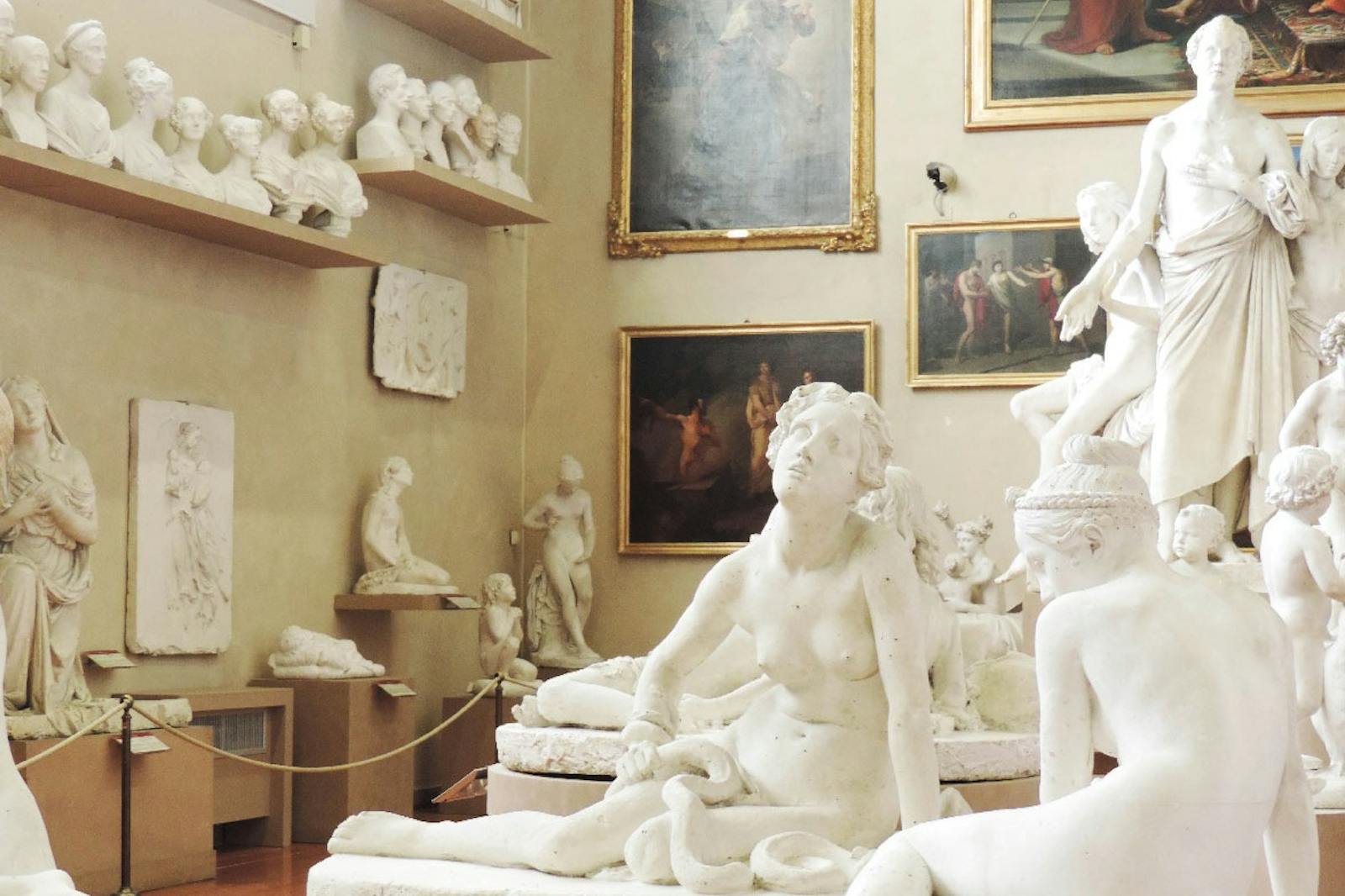 Klasické sochy v Galleria dell'Accademia
