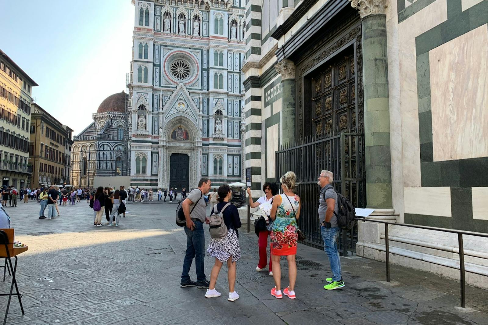 Visitatori davanti alla facciata della Galleria dell'Accademia