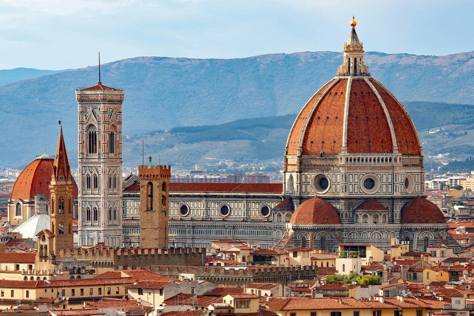 Vista della Galleria dell'Accademia e della cupola fiorentina