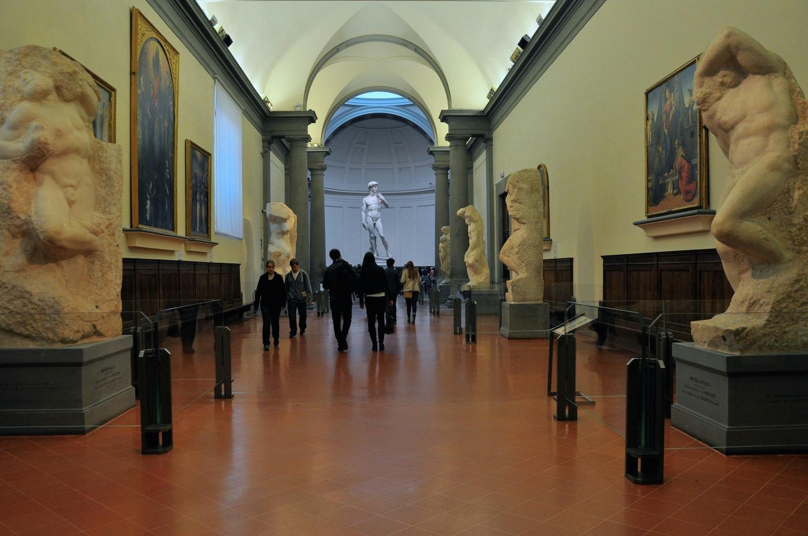 Interieur van de Galleria dell'Accademia met beelden